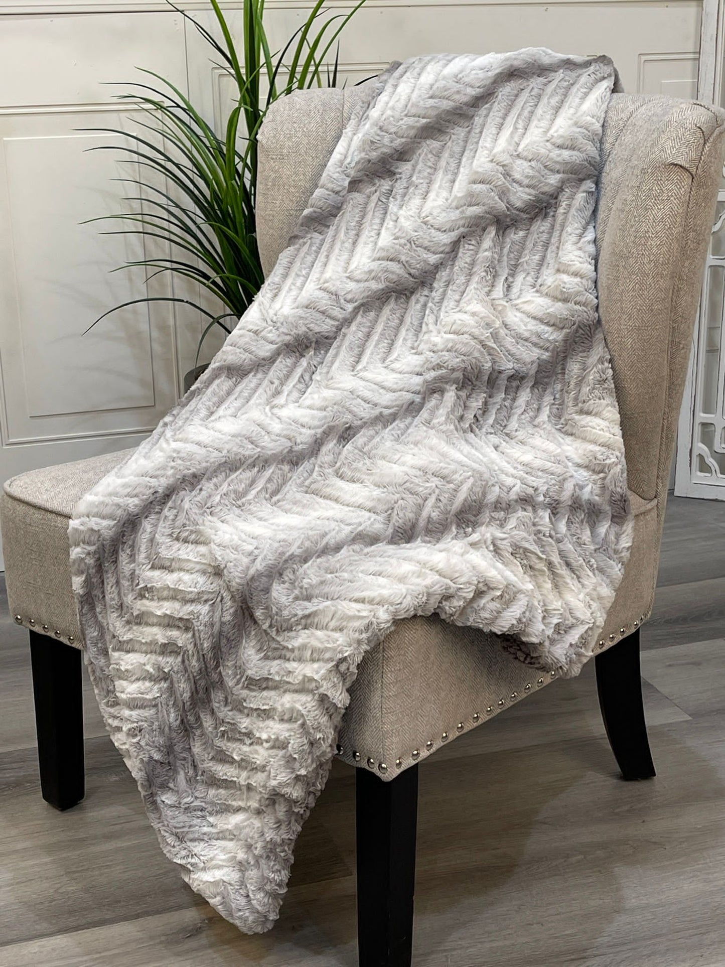 Highgrove - Throw Blanket - Polyester - Front: Faux fur  Back: Serpa - Malaga Platinum