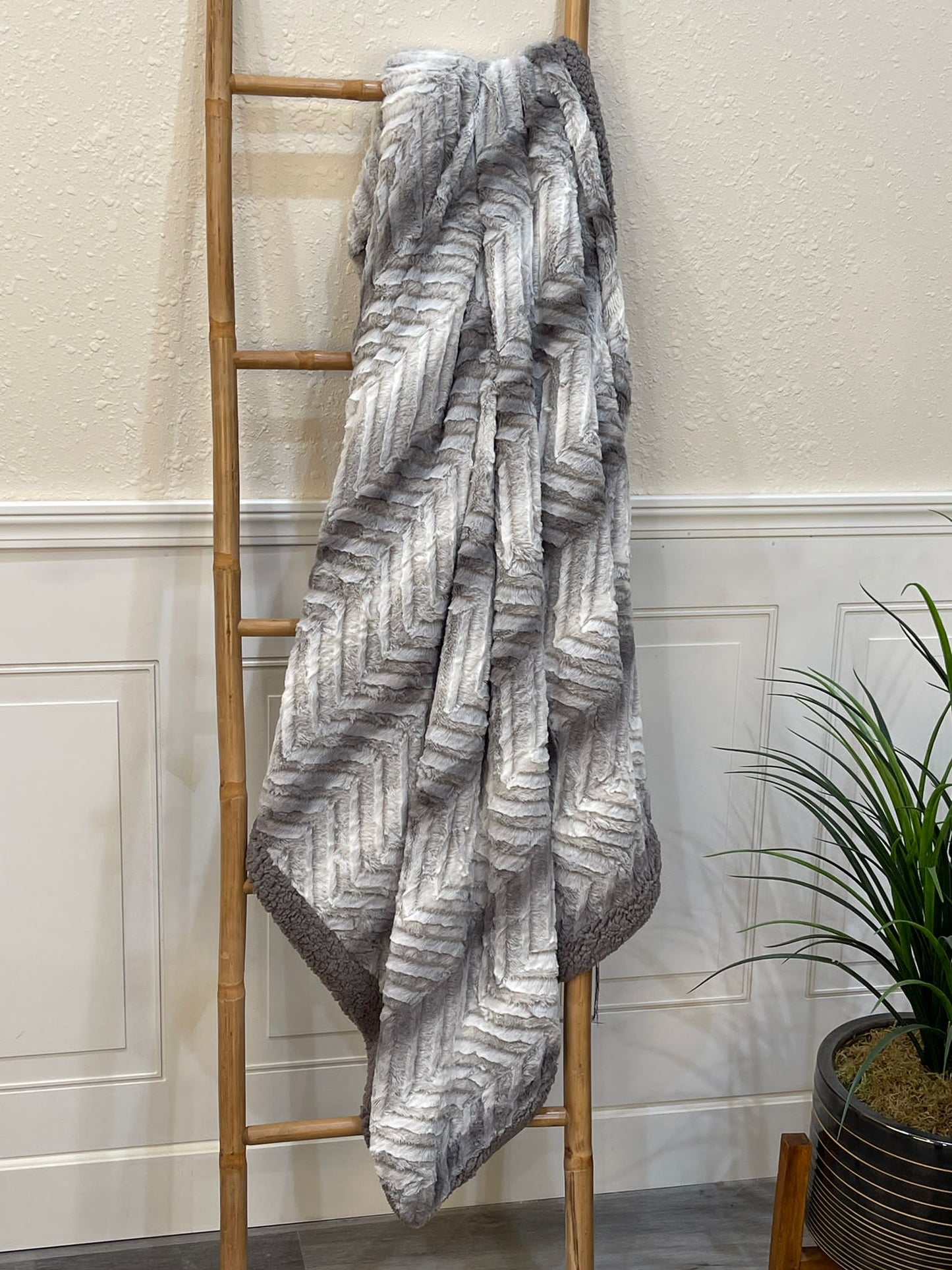 Highgrove - Throw Blanket - Polyester - Front: Faux fur  Back: Serpa - Malaga Platinum