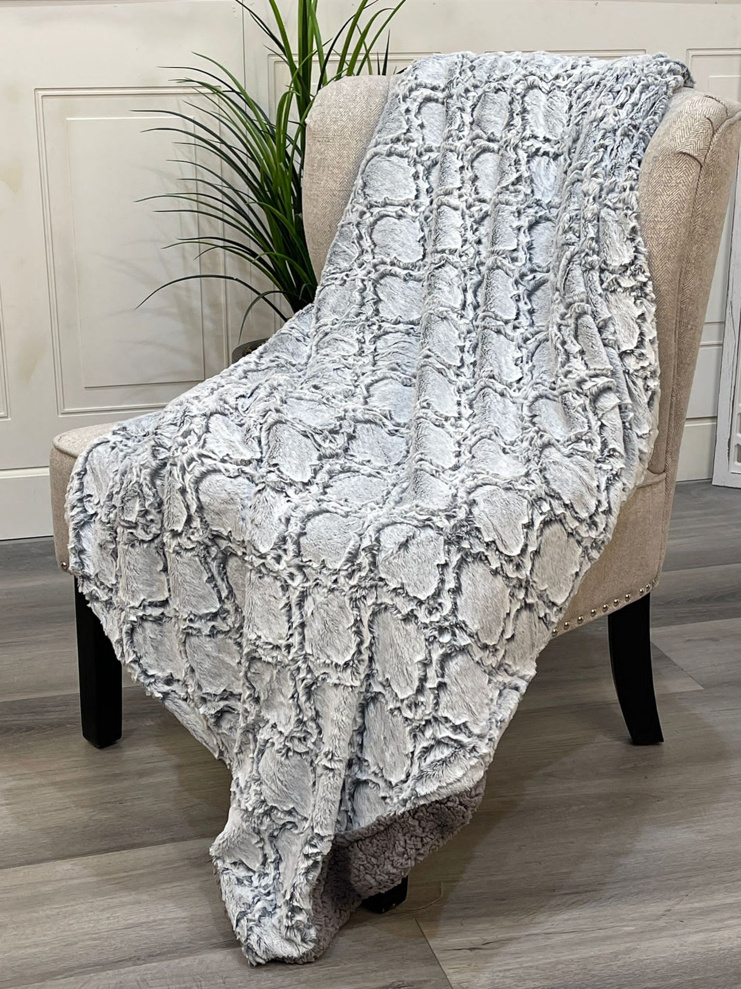 Highgrove - Throw Blanket - Polyester - Front: Faux fur  Back: Serpa - Puebla Platinum 60" x 50" Polyester